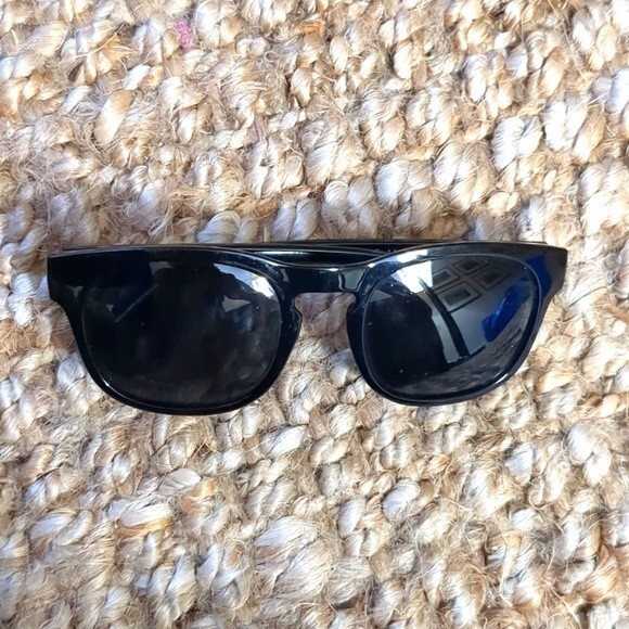Kreedom Ripley Sunglasses flaw missing silver logo left side - Picture 1 of 6